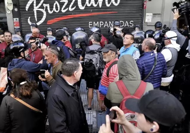 Fran Fijap qued� atrapado en un negocio.