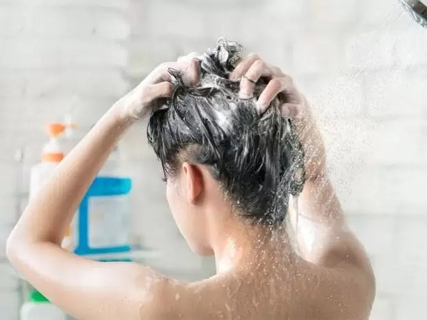 El tipo de cabello y las actividades diarias regulan la necesidad de lavarse el pelo.
