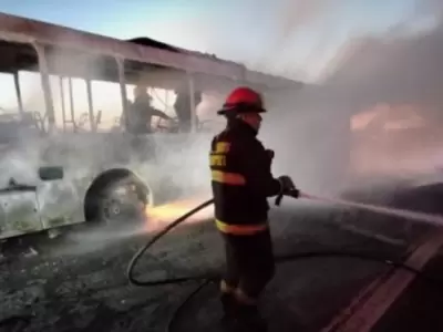Instante en el que los Bomberos de Guaymall�n terminaban de combatir las llamas que consumieron totalmente el colectivo.