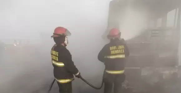 El chofer declaró que en un momento debió detener la marcha y evacuar a todos los pasajeros que en ese momento viajaban a Ciudad de Mendoza.