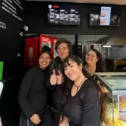 Javier Milei visitó el local de empanadas que refugió a Fran Fijap