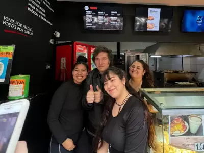 Javier Milei visit� el local de empanadas que refugi� a Fran Fijap
