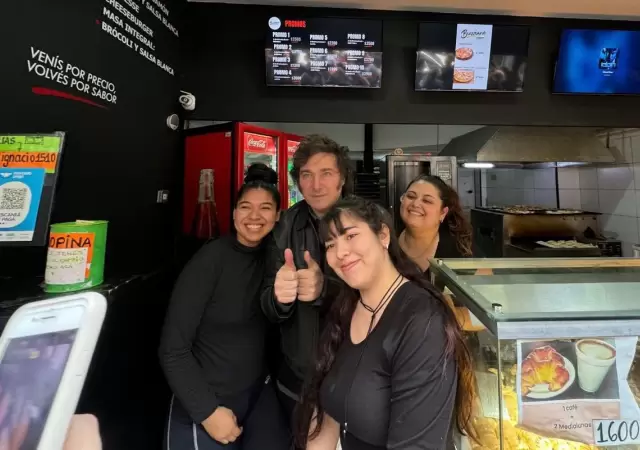 Javier Milei visit� el local de empanadas que refugi� a Fran Fijap
