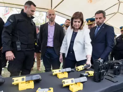 Patricia Bullrich entregando las armas