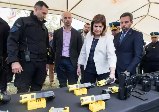 Patricia Bullrich entregando las armas