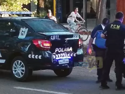 El renault Logan de la polic�a que sufri� el choque en cadena./