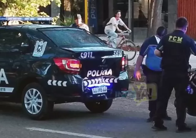 El renault Logan de la polic�a que sufri� el choque en cadena./