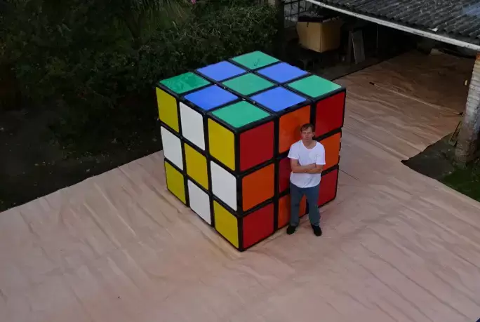 En un mundo donde dominan los avances tecnol�gicos, el Cubo Rubik sigue manteniendo su relevancia, como un s�mbolo de desaf�o y creatividad.