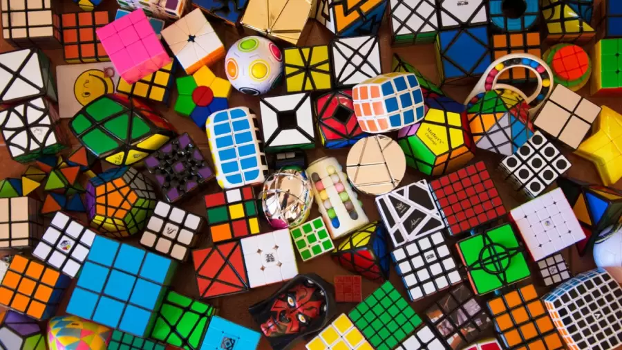 Hay una sola combinaci�n correcta que muestra todos los colores alineados en cada una de sus seis caras.