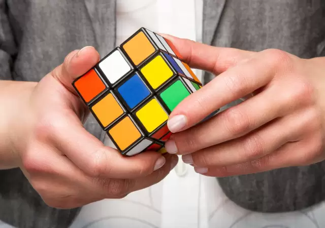 La resoluci�n del Cubo Rubik brinda un est�mulo para el desarrollo de las habilidades cognitivas.