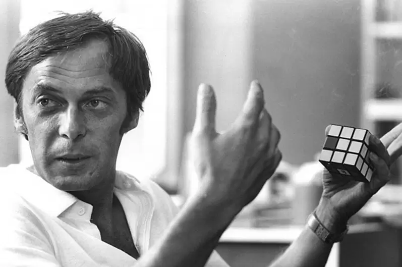 Erno Rubik en 1974, al poco tiempo de haber creado su cubo.