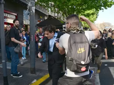 Ataque en patota a un bloguero libertario    /