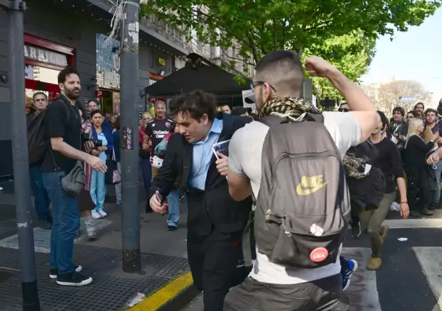 Ataque en patota a un bloguero libertario    /