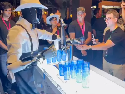 Un robot Tesla asistido por humanos, llamado Optimus, sirve bebidas en un evento el 10 de octubre de 2024 en Warner Bros.