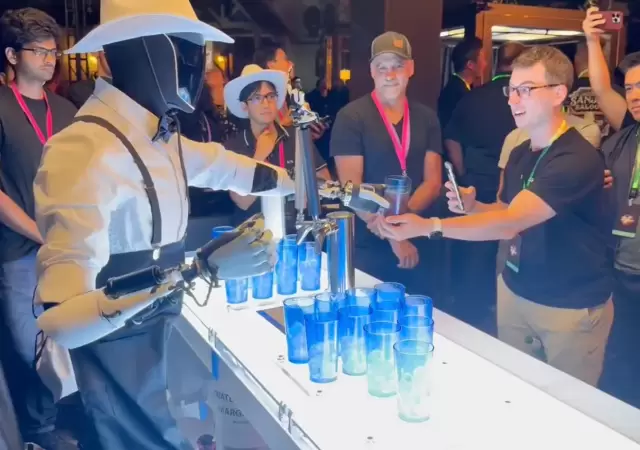 Un robot Tesla asistido por humanos, llamado Optimus, sirve bebidas en un evento el 10 de octubre de 2024 en Warner Bros.