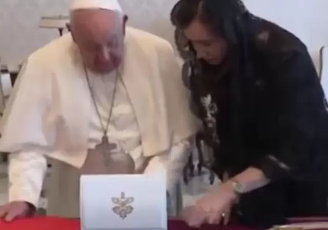 El papa Francisco con Victoria Villarruel.