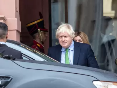 Boris Johnson saliendo de la Casade Gobierno