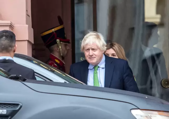 Boris Johnson saliendo de la Casade Gobierno