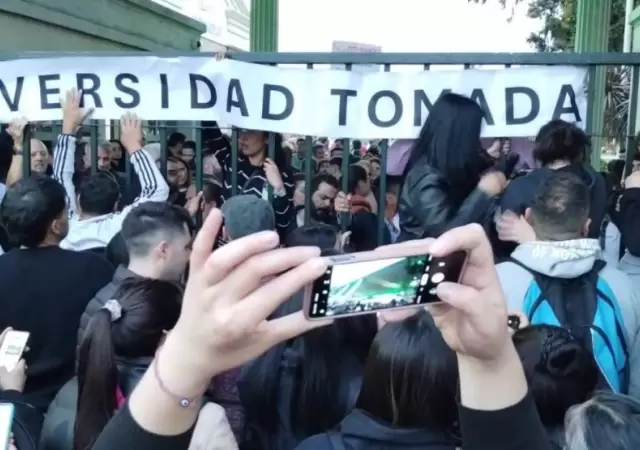 Conflicto universitario: estudiantes de la UBA votaron tomar facultades