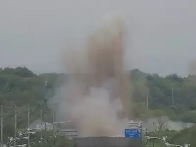 Voladura de un tramo de la carretera que une la ciudad de Paju en el Sur con Kaesong en el Norte.