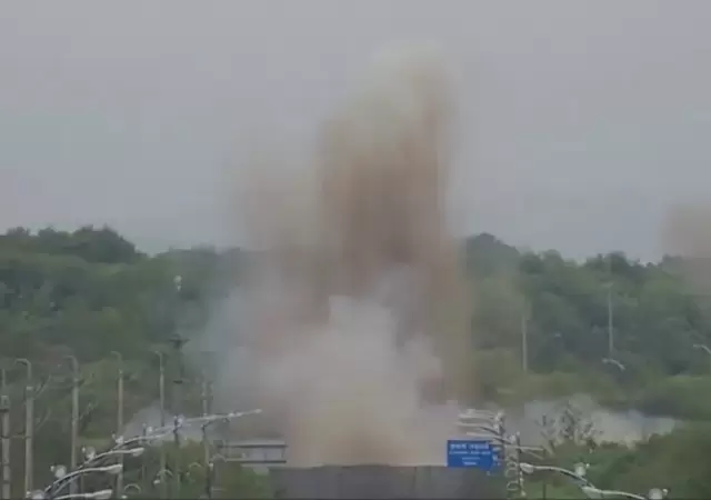 Voladura de un tramo de la carretera que une la ciudad de Paju en el Sur con Kaesong en el Norte.