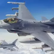 Un piloto de un F-16 compiti� en un ejercicio contra un caza pilotado por una inteligencia artificial