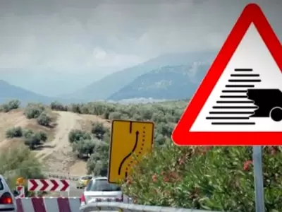 �Atenci�n conductores! �Qu� significa la se�al de un auto con l�neas negras?
