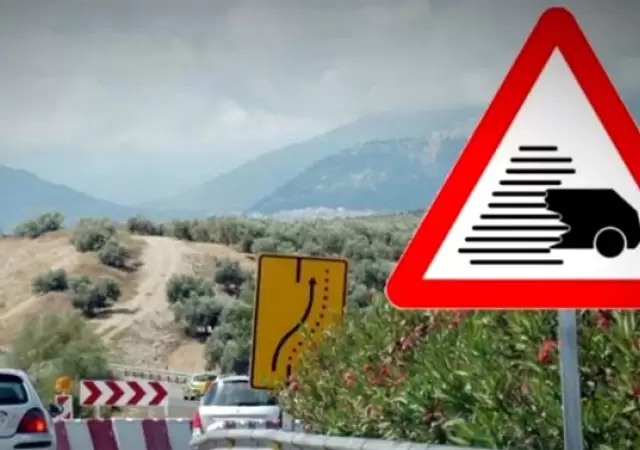 �Atenci�n conductores! �Qu� significa la se�al de un auto con l�neas negras?