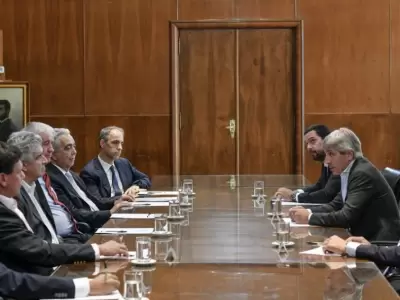 Caputo con representantes de farmac�uticas.