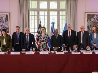 Diana Mondino y el embajador Robinsonjunto a otros funcionarios  /