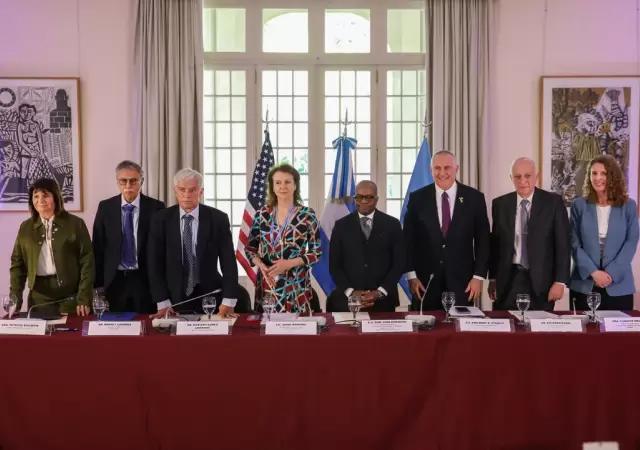 Diana Mondino y el embajador Robinsonjunto a otros funcionarios  /