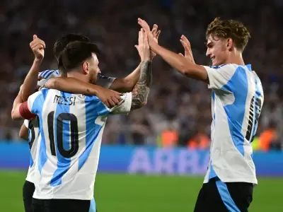 Nico Paz festeja junto a Leo Messi.