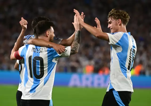 Nico Paz festeja junto a Leo Messi.