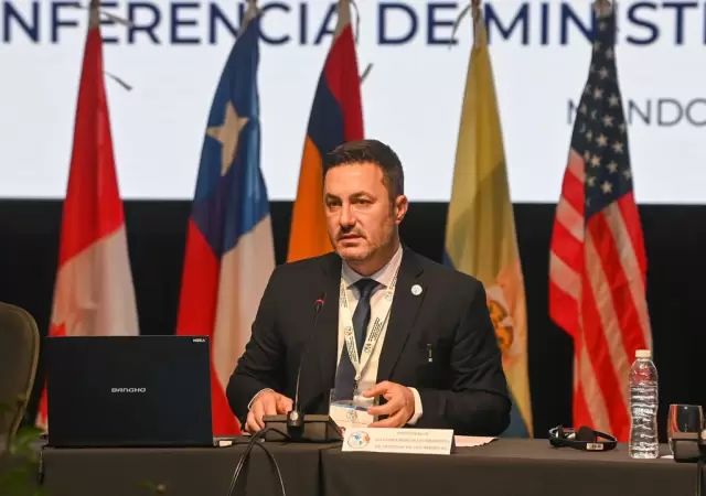 Luis Petri cierra la conferencia  /