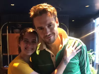 Liam Payne junto a una fan�tica en Argentina.