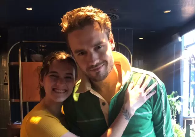 Liam Payne junto a una fan�tica en Argentina.