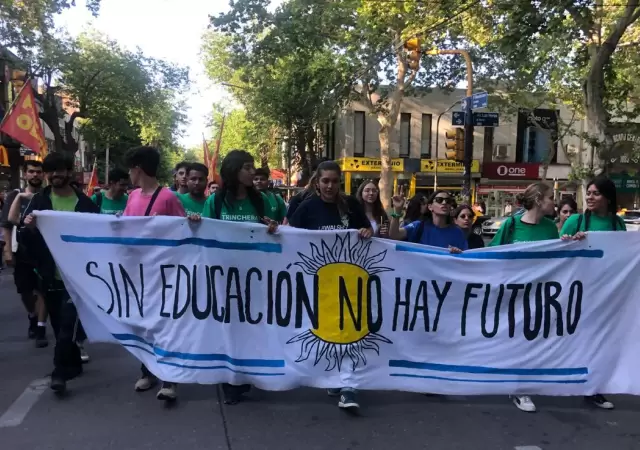 Marcha de la UNCuyo: la comunidad universitaria solicita aumento del presupuesto para 2025