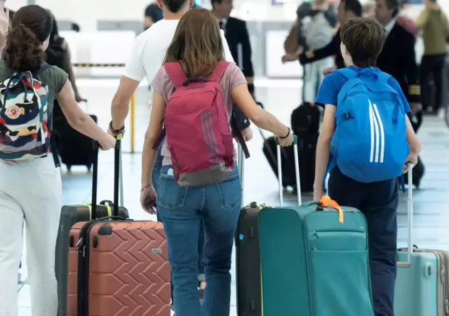 Se pueden realizar permisos para viajar con padres, con terceros o incluso solos.