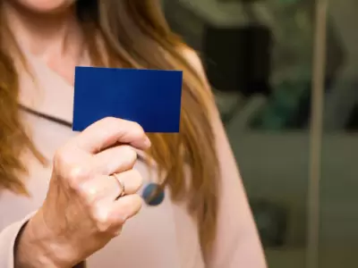 Persona recibe una tarjeta de presentaci�n