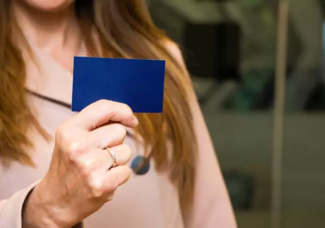 Persona recibe una tarjeta de presentaci�n