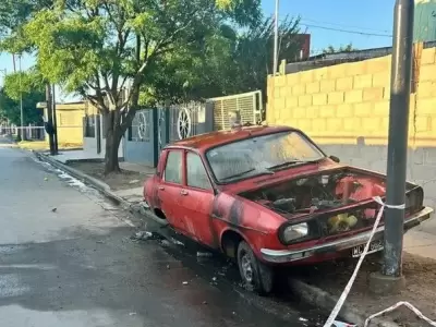 El Renault 12 incendiado