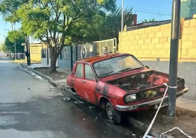 El Renault 12 incendiado