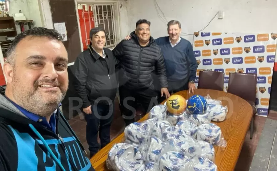 Las pelotas que recibió 'El Torito' el club que formó a Di María