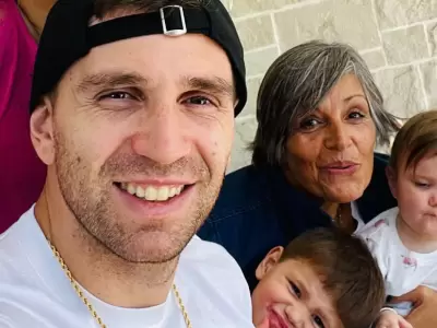 Dibu y su madre junto a su familia.