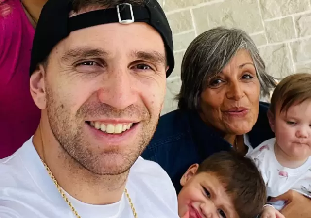 Dibu y su madre junto a su familia.