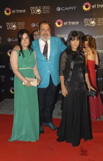 Lanata junto a Sara y B�rbara en un evento.