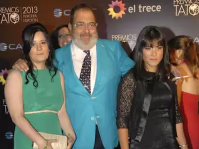 Lanata junto a Sara y B�rbara en un evento.