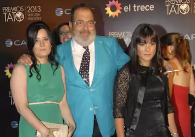 Lanata junto a Sara y B�rbara en un evento.