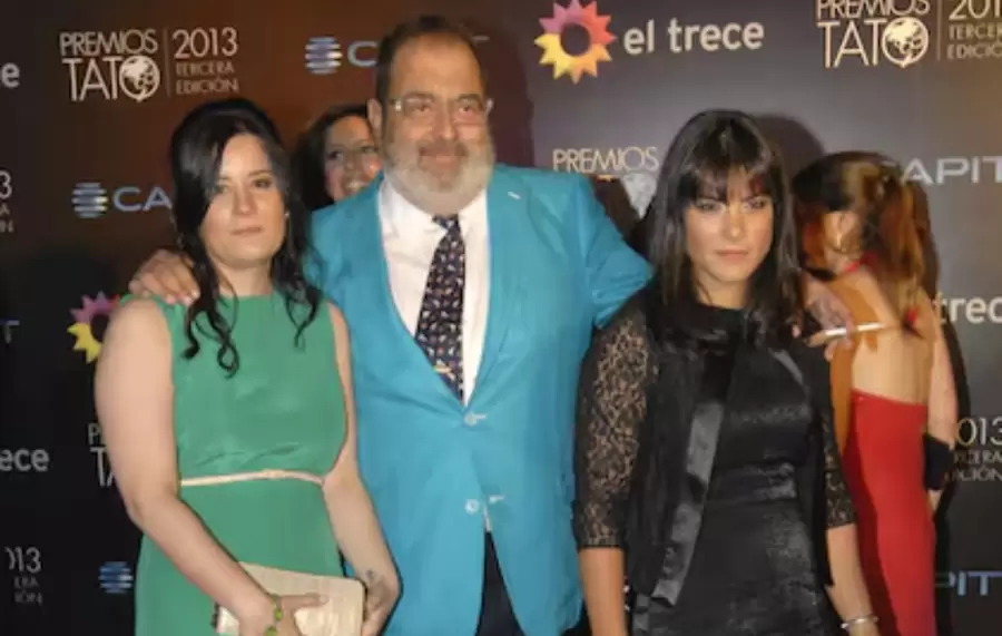 Lanata junto a Sara y B�rbara en un evento.