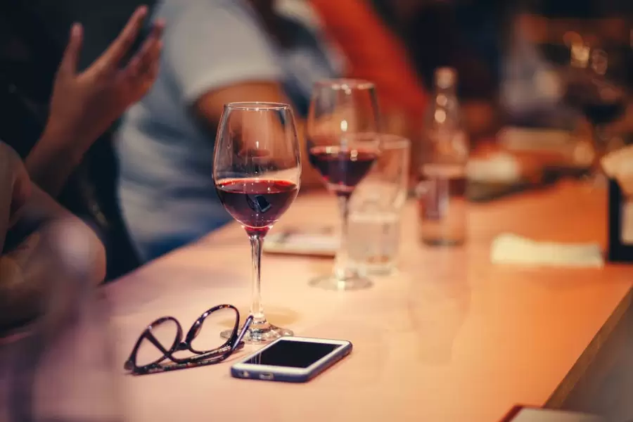 Copas De Vino En La Mesa